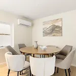 Apartman Modern 2-story With 4 Bedrooms