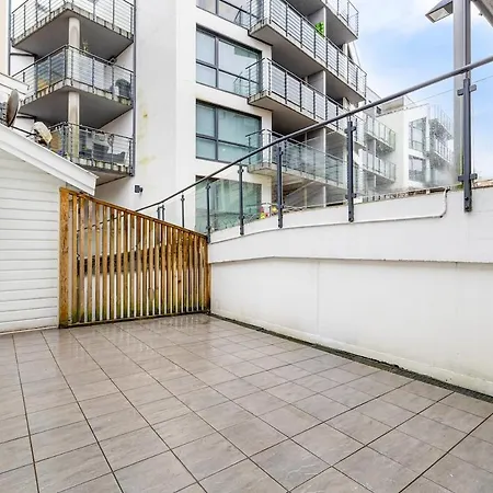 Modern 2-story With 4 Bedrooms 公寓 *