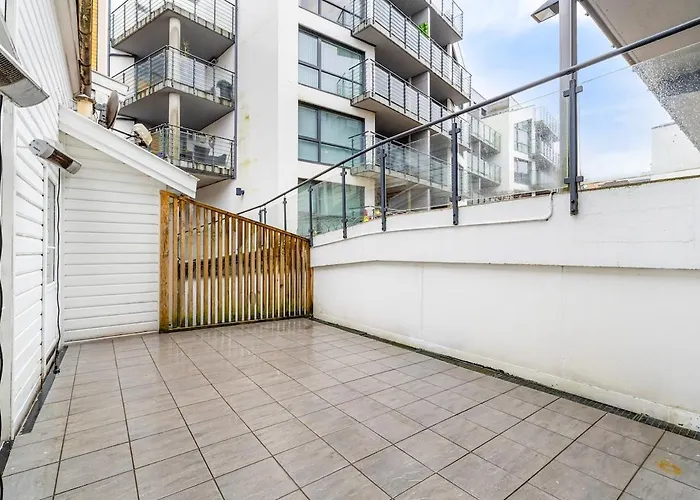 Modern 2-story With 4 Bedrooms Lägenhet *