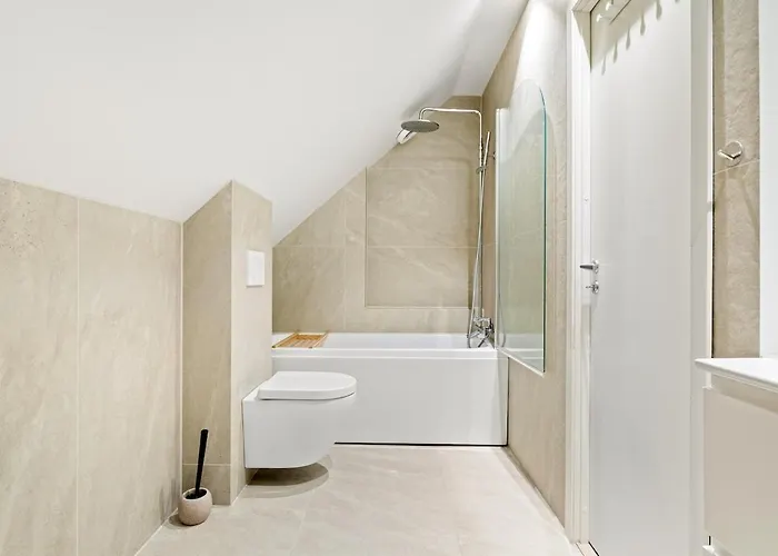 Modern 2-story With 4 Bedrooms Leilighet *